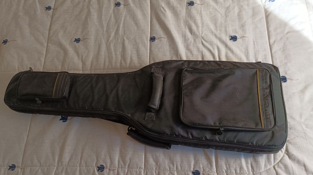 Guitarra Baixo elétrico 4 cordas com estojo de transporte