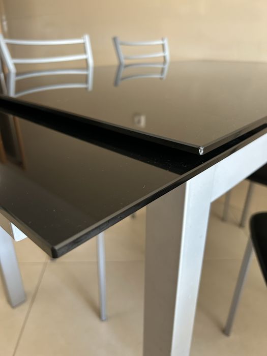 Conjunto mesa extensível aluminio tampo vidro e 4 cadeiras