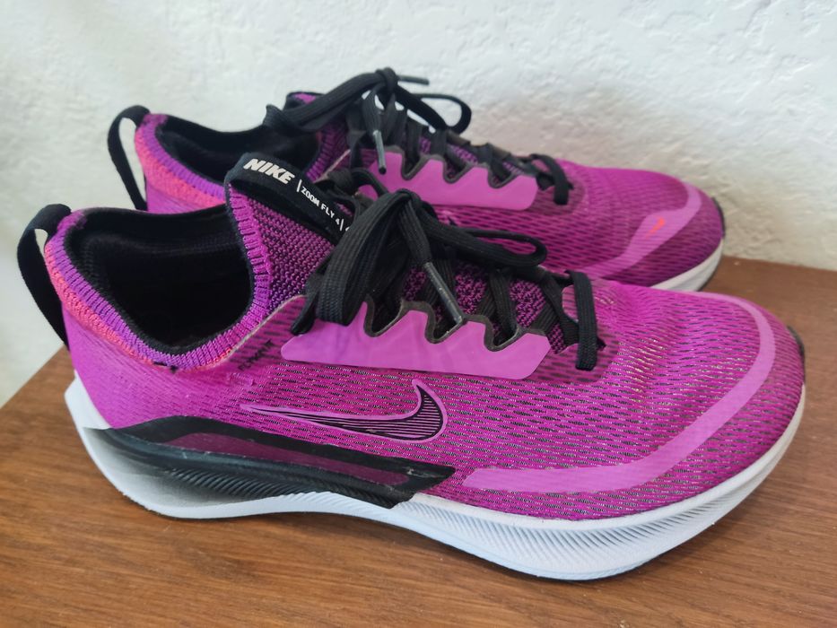 Бігові кросівки Nike Zoom Fly 4  розмір 37.5
