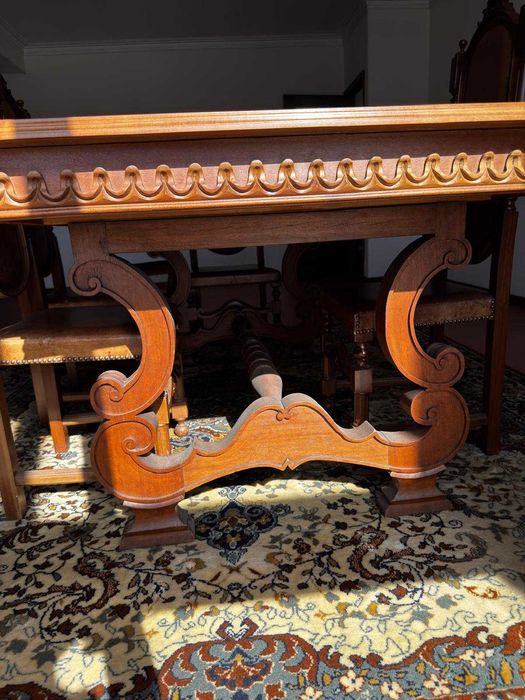 Conjunto de Mobiliário de Sala de Jantar em Madeira - Estilo Clássico