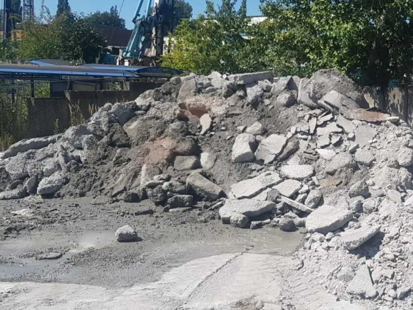 Gruz budowlany betonowy mieszany z transportem utwardzenie terenu