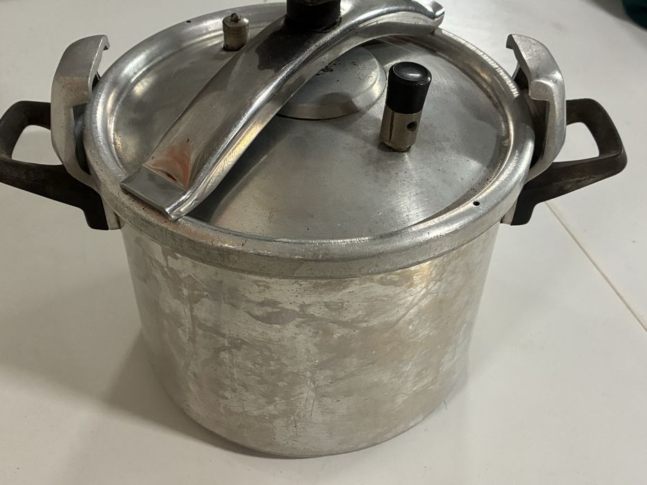 Panela de pressão grande