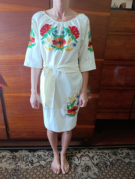 Вишита біла літня сукня