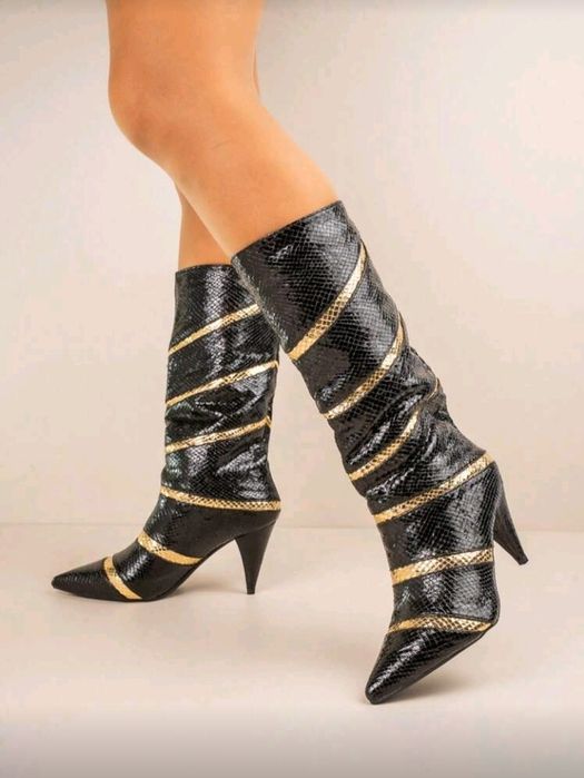 Botas elegantes confortáveis de bico pretas e douradas