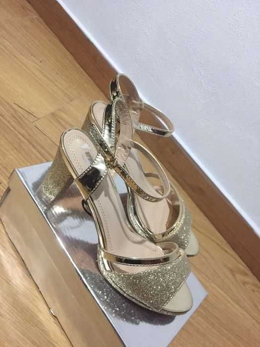 Sandálias douradas novas, nunca usadas