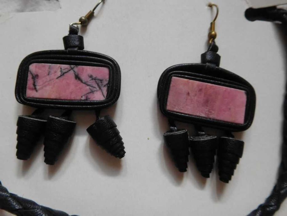 Украшения из кожи и камня