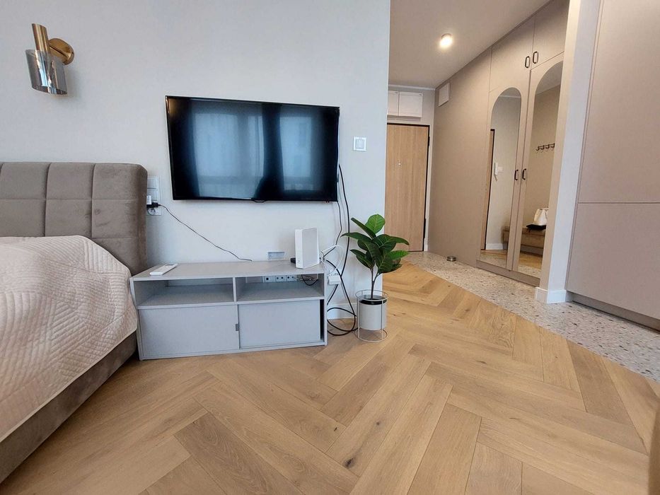Ścisłe centrum, piękna kawalerka w apartamentowcu z 2022r. pow. 35m2.