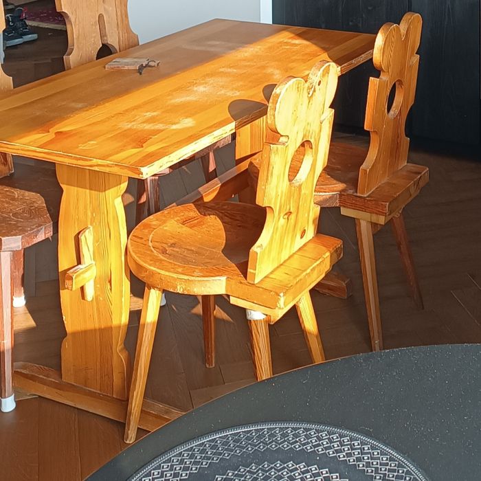 Drewniane krzesła w stylu rustykalnym, ludowym