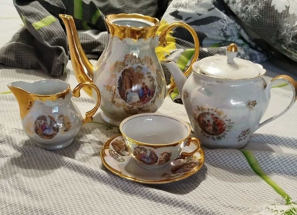 Продам два сервиза и тарелки