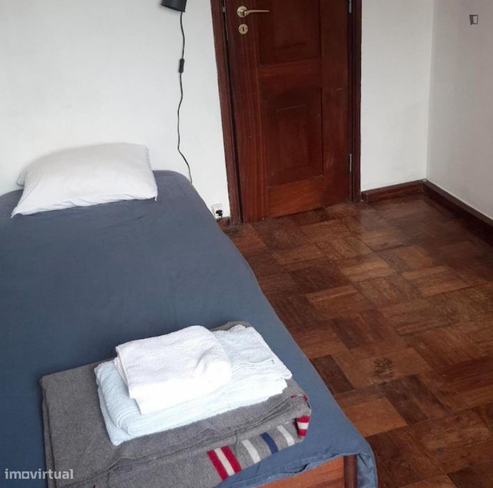 Quarto - localizado em Campolide Lisbon