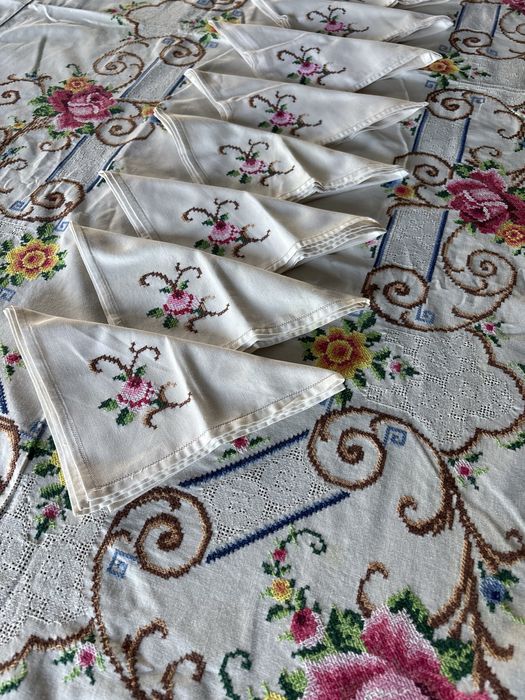 Toalha de mesa bordada a ponto cruz manual e 12 guardanapos