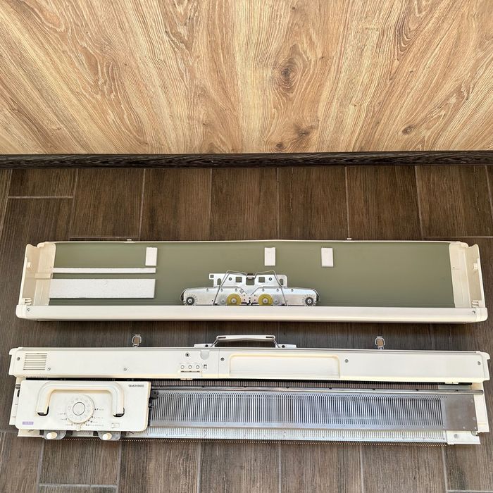 Silver Reed SK840 — це комп’ютеризована в’язальна машина 5-го класу Виробництво: Японія
