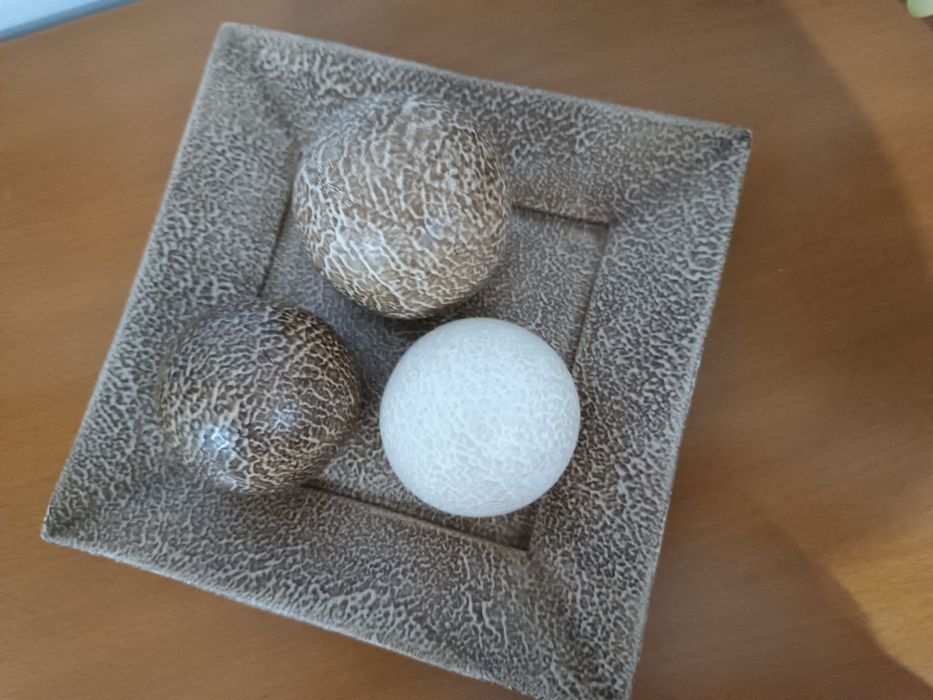 Prato pequeno com 3 bolas em tudo em terracota