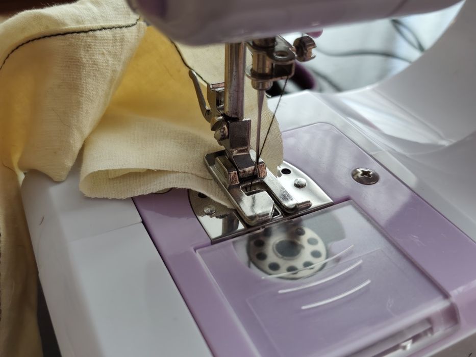 Продам електричну швейну машинку.