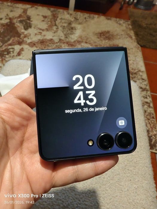 Vendo Samsung Z flip 7 512gb novo na caixa com garantia .