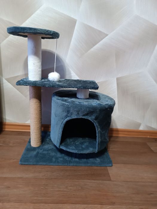 Кошачий домик с когтеточкой
