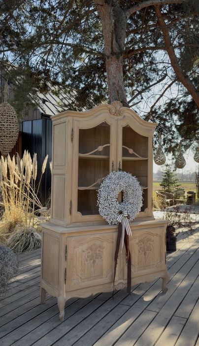 Ludwikowska witryna w stanie surowym