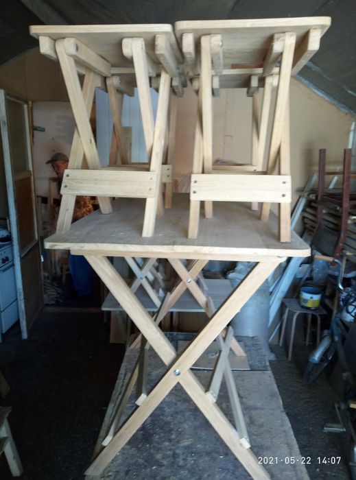 Складной стол и 4 табурета