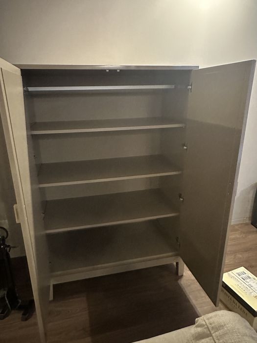 Armário decorativo em madeira com portas espelhadas