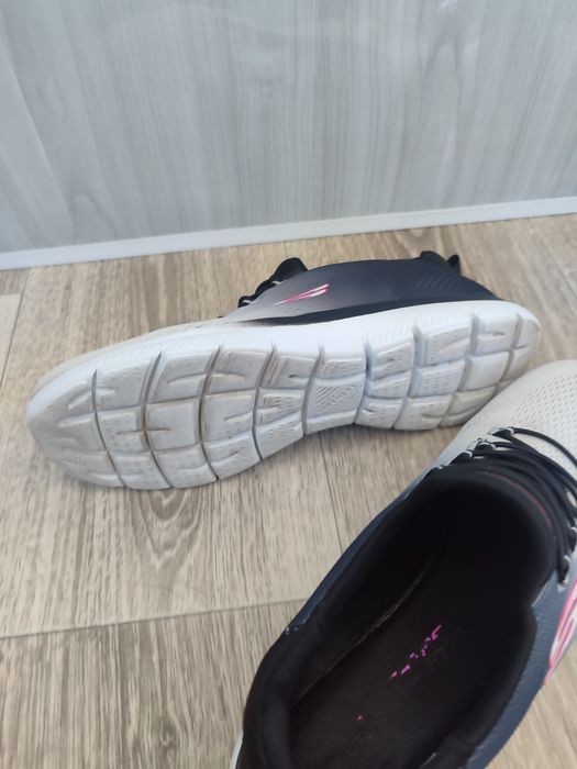 Продам женские кроссовки Skechers