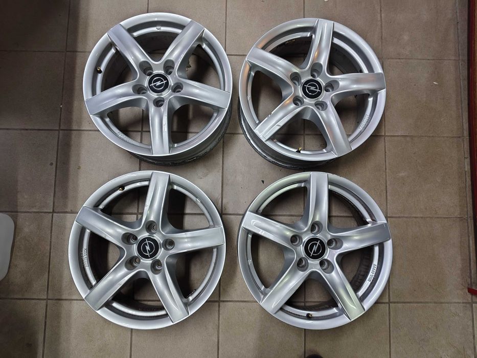 Aluminiowe felgi Opel Insignia A 17 cali 5x120 szerokość 7,5 ET 35 Komplet 4 sztuki Alutec