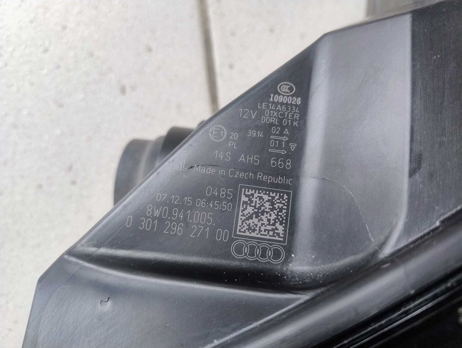 Lampa lewa przednia xenon  AUDI A4 8W B9