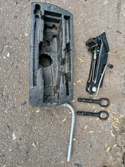 Органайзер домкрат в запаску  Гольф 6 універсал