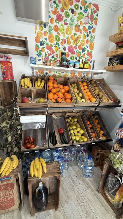 Prateleiras e caixas de fruta e legumes com suporte de parede vintage