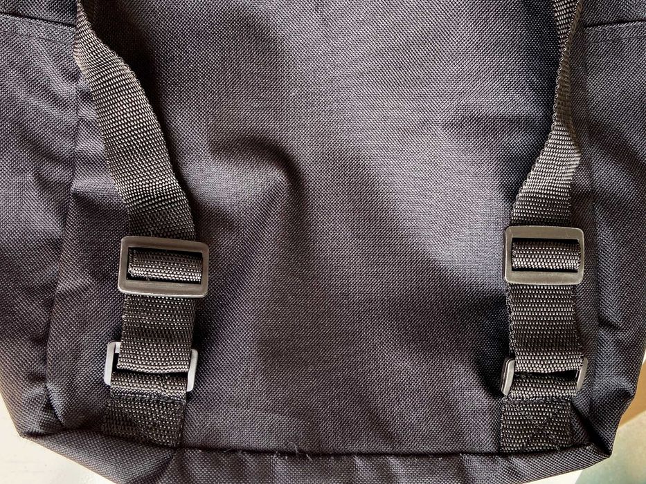 Pequena mochila preta e azul