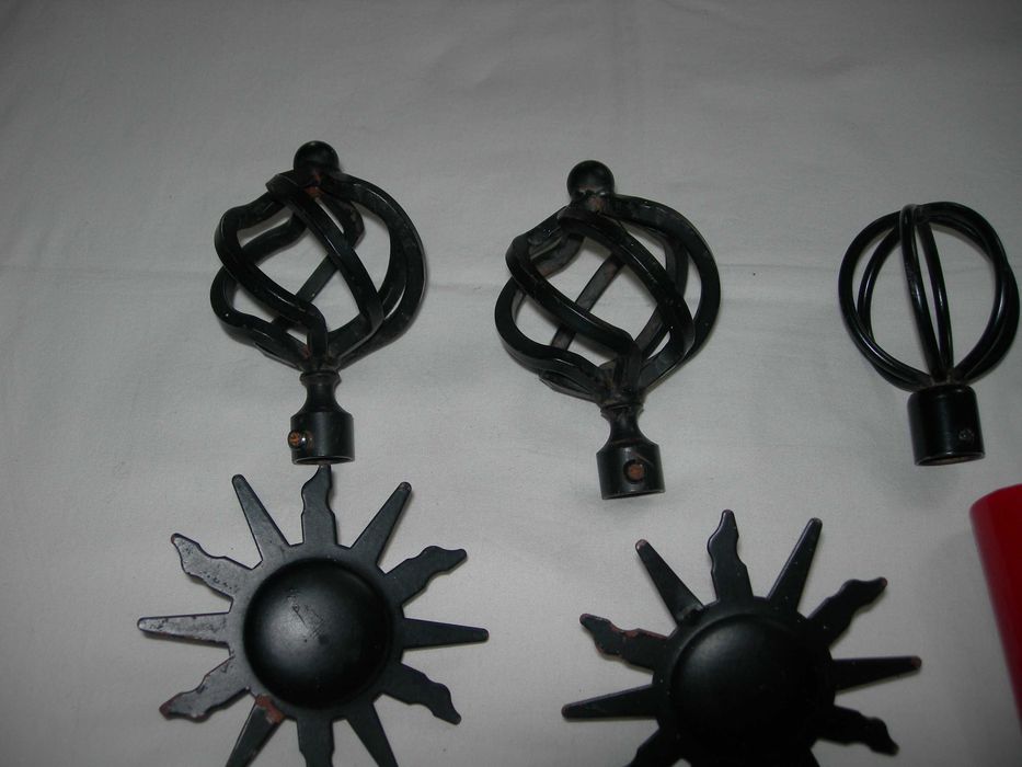 Ponteiras de varões de cortinados. 2 € cada.