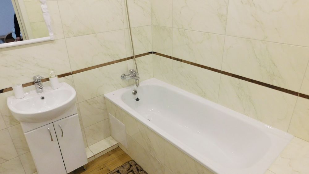 подобово нова квартира в центрі міста,поруч військової частини.