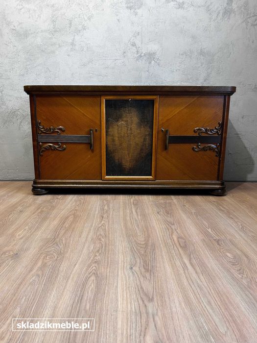 010526 Barek, niska komoda dębowa w stylu art deco.