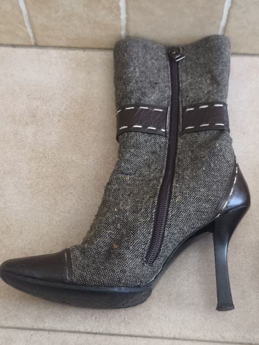 Botas em pele genuina e tecido