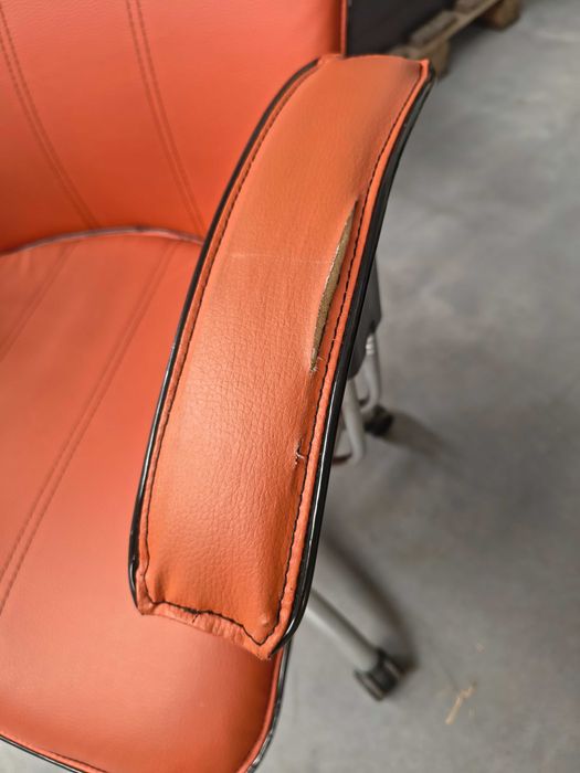 Fotel biurowy z podłokietnikami