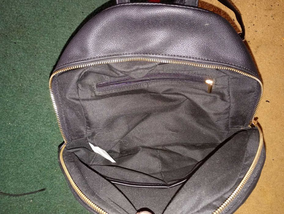 Mochila de Mão e Costas – Sofisticação Urbana em Preto