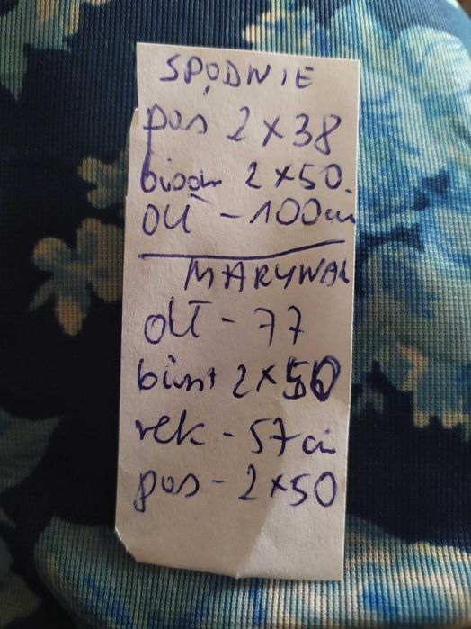 Garsonka z spodniami i kamizelką