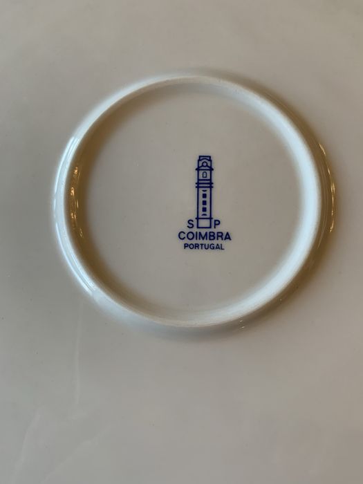 Prato de porcelana de Coimbra com 32 cm