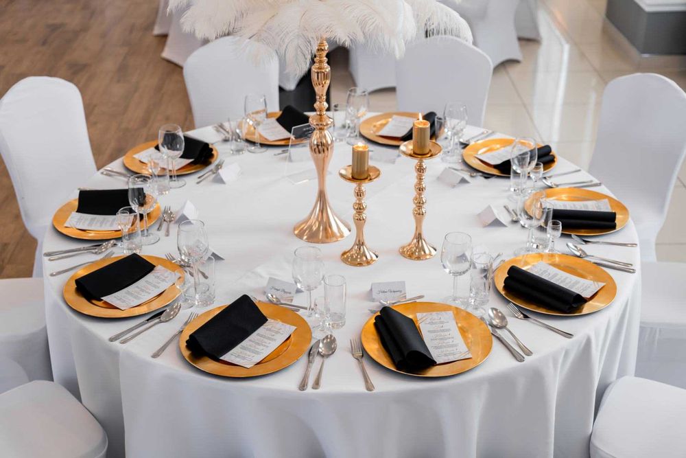 białe pióra strusie, kompozycje ze strusimi piórami