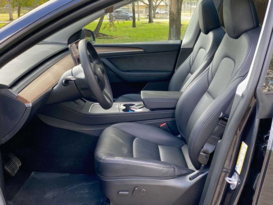 Tesla Model Y Long Range      2023