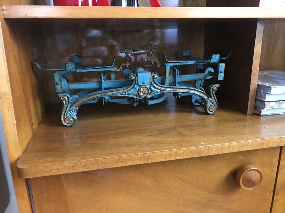 Stara żeliwna zabytkowa waga szalkowa