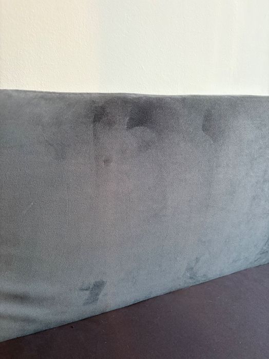 Łózko tapicerowane z metalową konstrukcja i drewnianym stelażem