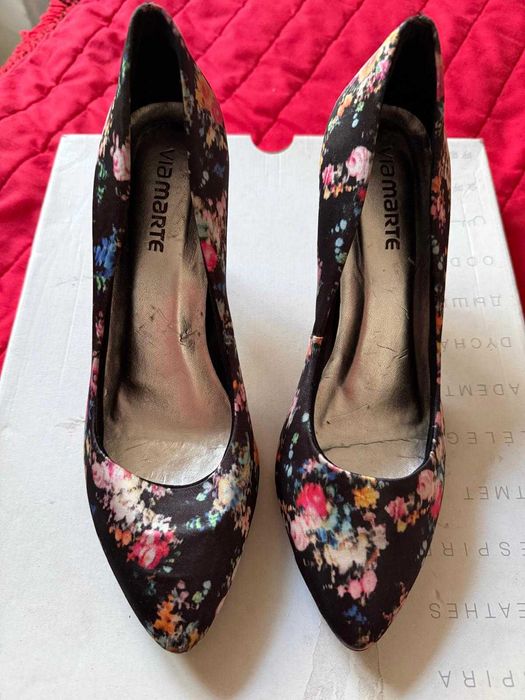 Sapatos coloridos e alegres