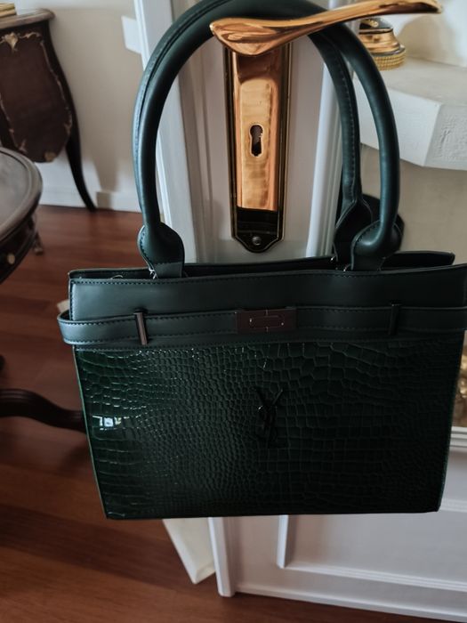 Mala verde imitação de pele de crocodilo