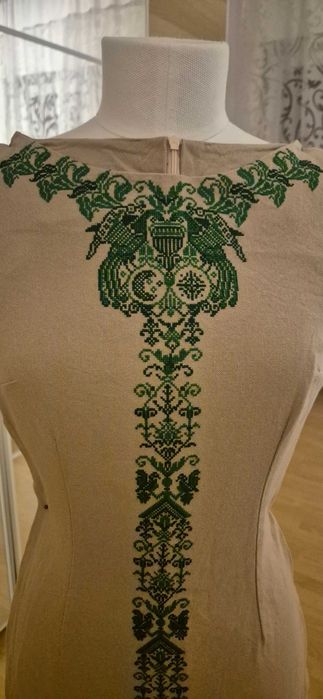 Сукня з вишивкою