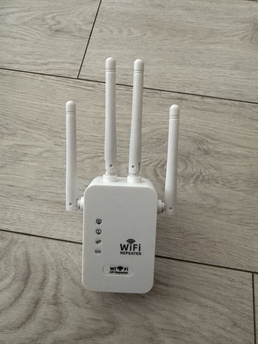 Wzmacniacz sygnalu WiFi bialy