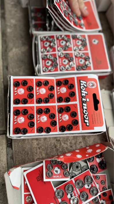 Кнопки пришивные металлические (лист - 36 шт/50 грн).