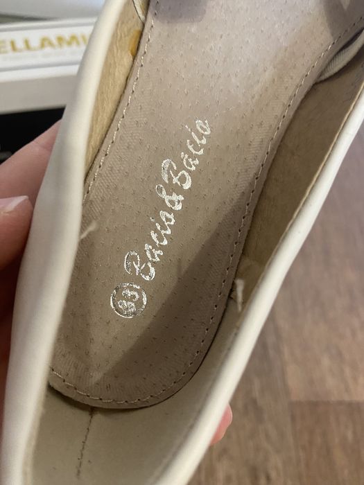 Нові туфлі для дівчинки