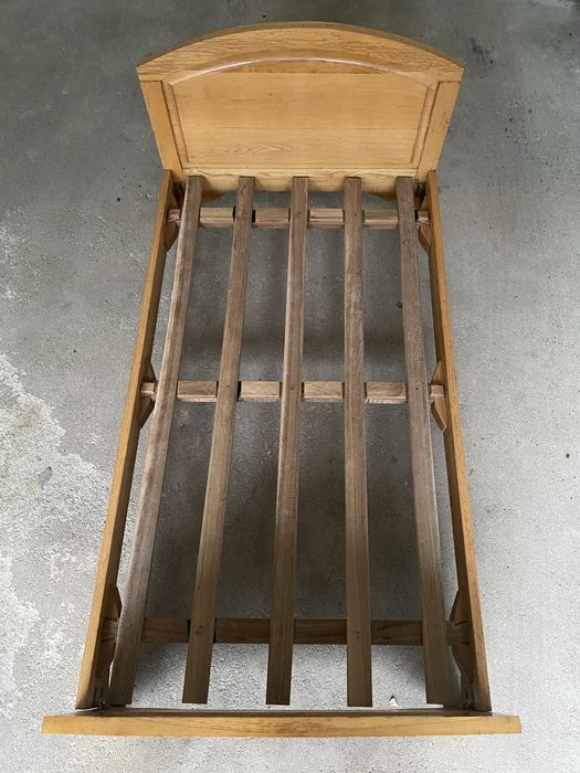 Cama de solteiro em madeira de castanha