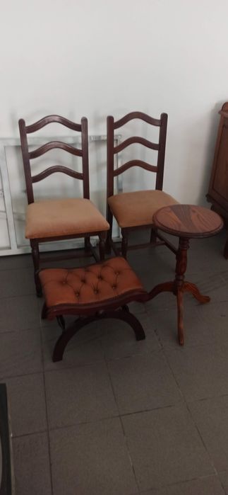 Conjunto de 4 peças de mobiliário, 4 cadeiras, 1 banco e 1 mesa de apo