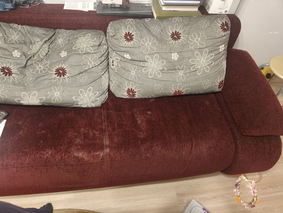 Kanapa oddam lekko uszkodzona.